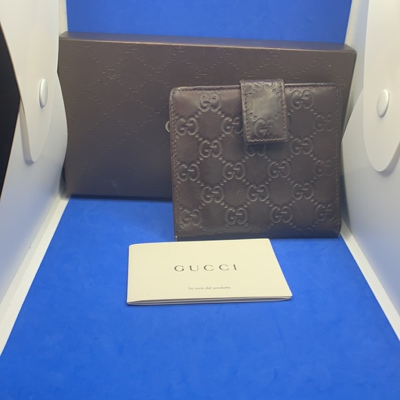 Authentic GUCCI BROWN GUCCISSIMA LEATHER METAL BAR WALLET
GG Logo Compact - Picture 2 of 8